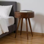Comodino a un cassetto in legno massello di castagno da 55,8 cm